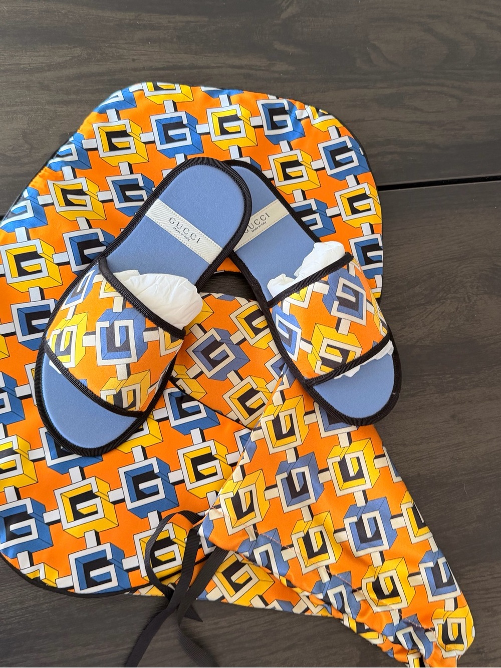 Gucci Inflatable Neck Travel Pillow & Slippers M Multicolor Geometric Print NEW